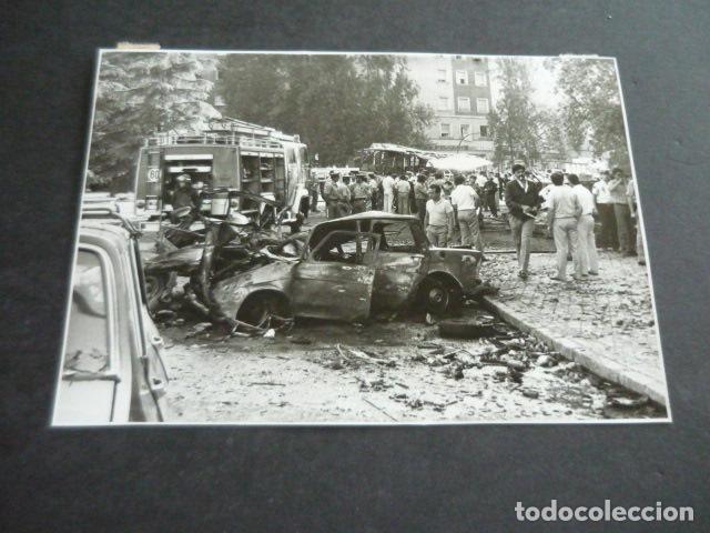 Fotograf&iacute;a antigua: MADRID PLAZA REPUBLICA DOMINICANA ATENTADO TERRORISTA ETA GUARDIA CIVIL FOTOGRAFIA 11,5 X 16,5 CM