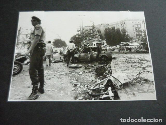 Fotograf&iacute;a antigua: MADRID PLAZA REPUBLICA DOMINICANA ATENTADO TERRORISTA ETA GUARDIA CIVIL FOTOGRAFIA 11,5 X 16,5 CM