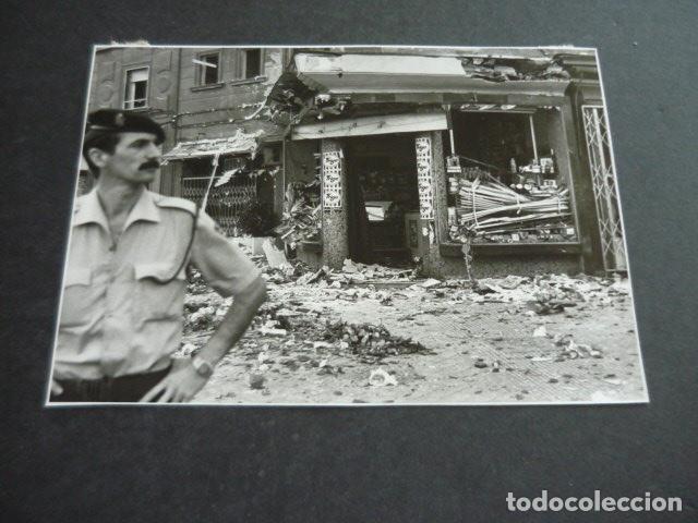 Fotograf&iacute;a antigua: MADRID PLAZA REPUBLICA DOMINICANA ATENTADO TERRORISTA ETA GUARDIA CIVIL FOTOGRAFIA 11,5 X 16,5 CM