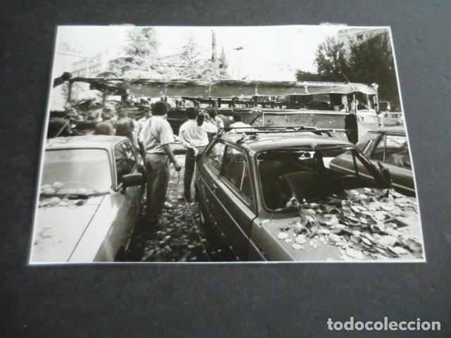 Fotograf&iacute;a antigua: MADRID PLAZA REPUBLICA DOMINICANA ATENTADO TERRORISTA ETA GUARDIA CIVIL FOTOGRAFIA 11,5 X 16,5 CM