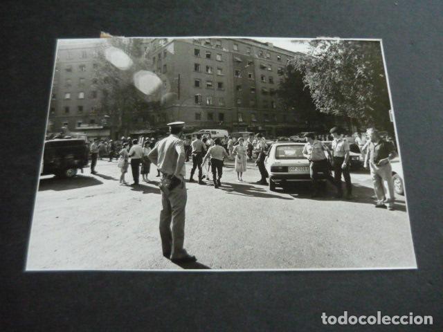 Fotograf&iacute;a antigua: MADRID PLAZA REPUBLICA DOMINICANA ATENTADO TERRORISTA ETA GUARDIA CIVIL FOTOGRAFIA 11,5 X 16,5 CM