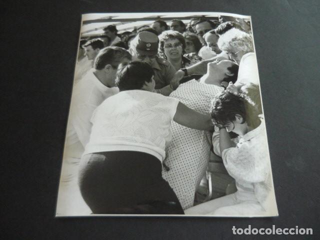 Fotograf&iacute;a antigua: MADRID PLAZA REPUBLICA DOMINICANA ATENTADO TERRORISTA ETA GUARDIA CIVIL FOTOGRAFIA 19 X 21 CM