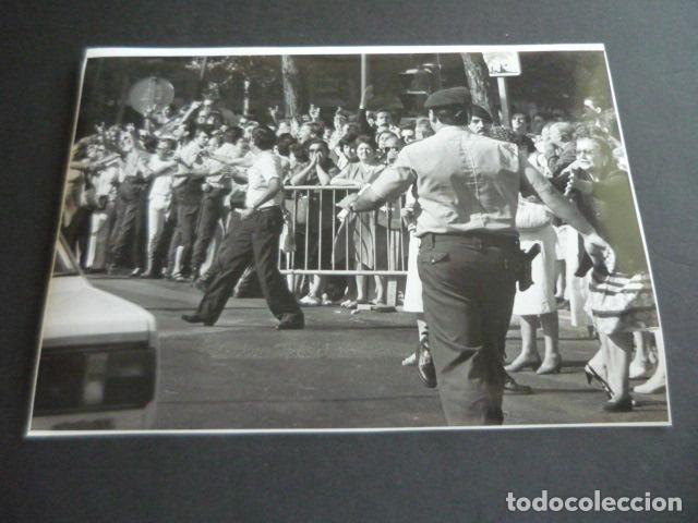 Fotograf&iacute;a antigua: MADRID PLAZA REPUBLICA DOMINICANA ATENTADO TERRORISTA ETA GUARDIA CIVIL FOTOGRAFIA 18 X 24 CM
