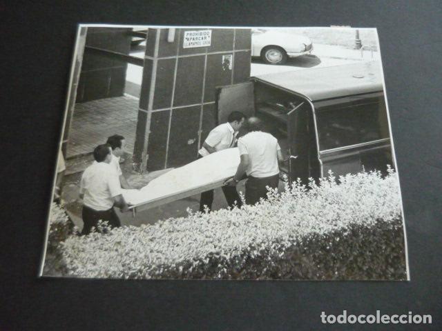 Fotograf&iacute;a antigua: MADRID PLAZA REPUBLICA DOMINICANA ATENTADO TERRORISTA ETA GUARDIA CIVIL FOTOGRAFIA 18 X 21 CM