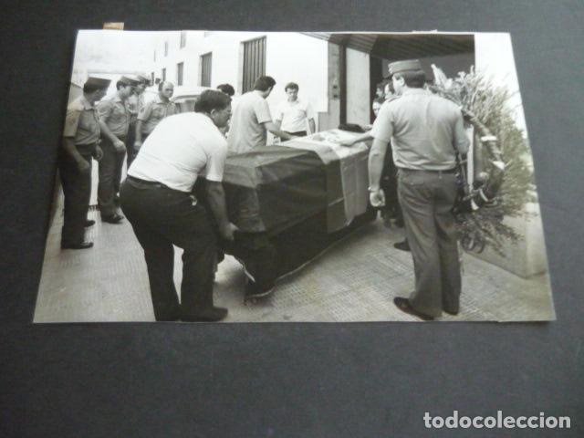 Fotograf&iacute;a antigua: MADRID PLAZA REPUBLICA DOMINICANA ATENTADO TERRORISTA ETA GUARDIA CIVIL FOTOGRAFIA 16 X 24 CM