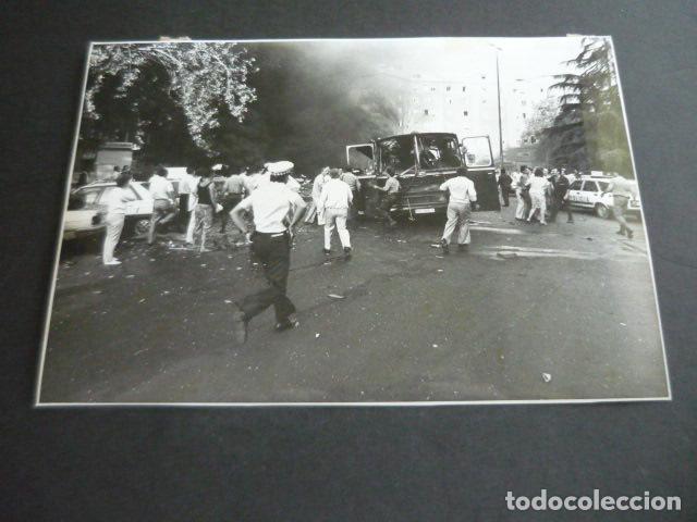 Fotograf&iacute;a antigua: MADRID PLAZA REPUBLICA DOMINICANA ATENTADO TERRORISTA ETA GUARDIA CIVIL FOTOGRAFIA 17 X 24 CM