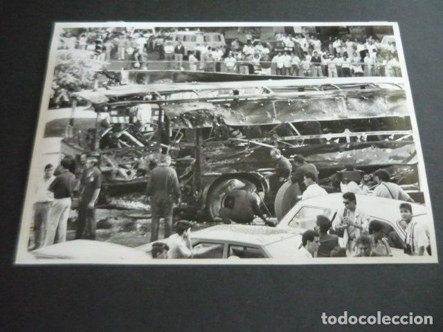 Fotograf&iacute;a antigua: MADRID PLAZA REPUBLICA DOMINICANA ATENTADO TERRORISTA ETA GUARDIA CIVIL FOTOGRAFIA 17 X 24 CM