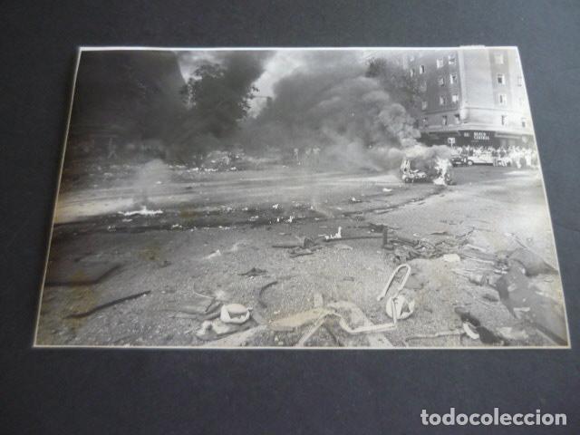 Fotograf&iacute;a antigua: MADRID PLAZA REPUBLICA DOMINICANA ATENTADO TERRORISTA ETA GUARDIA CIVIL FOTOGRAFIA 17 X 24 CM