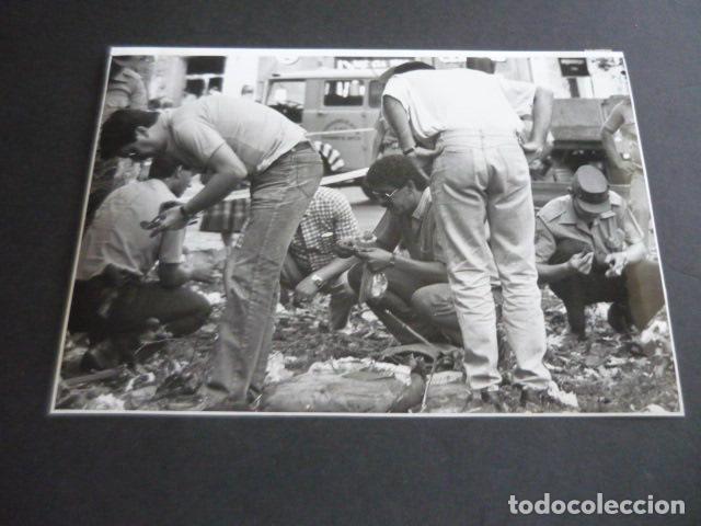 Fotograf&iacute;a antigua: MADRID PLAZA REPUBLICA DOMINICANA ATENTADO TERRORISTA ETA GUARDIA CIVIL FOTOGRAFIA 17 X 24 CM