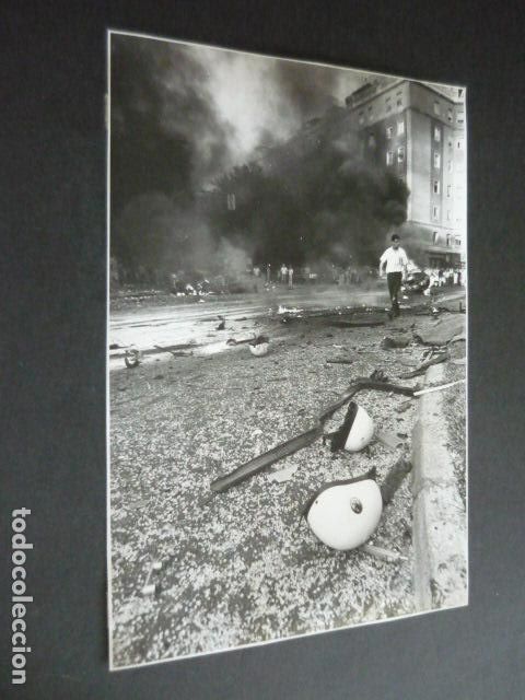 Fotograf&iacute;a antigua: MADRID PLAZA REPUBLICA DOMINICANA ATENTADO TERRORISTA ETA GUARDIA CIVIL FOTOGRAFIA 17 X 24 CM