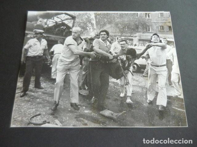 Fotograf&iacute;a antigua: MADRID PLAZA REPUBLICA DOMINICANA ATENTADO TERRORISTA ETA GUARDIA CIVIL FOTOGRAFIA 18 X 24 CM