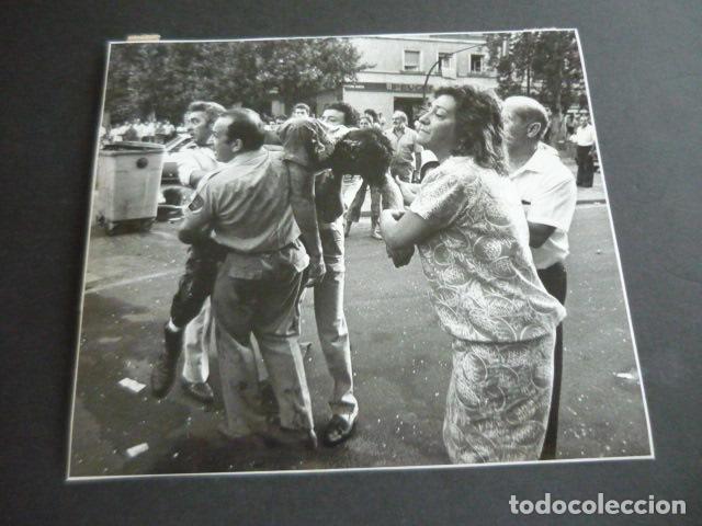 Fotograf&iacute;a antigua: MADRID PLAZA REPUBLICA DOMINICANA ATENTADO TERRORISTA ETA GUARDIA CIVIL FOTOGRAFIA 19 X 21 CM