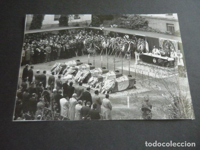 Fotograf&iacute;a antigua: MADRID ATENTADO TERRORISTA ETA GUARDIA CIVIL FOTOGRAFIA 17 X 24 CM