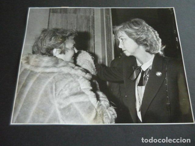 Fotograf&iacute;a antigua: REINSA SOFIA CON VIUDA ATENTADO TERRORISTA ETA GUARDIA CIVIL FOTOGRAFIA 19 X 25 CM