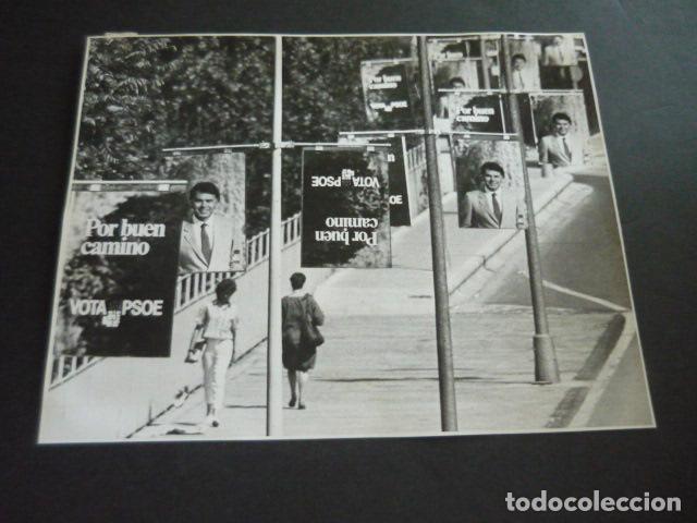 Fotografia antiga: TRANSICION ELECCIONES CARTELES PROPAGANDA ELECTORAL FELIPE GONZALEZ PSOE FOTOGRAFIA 19 X 24 CM
