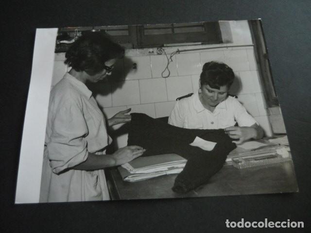 Fotograf&iacute;a antigua: MADRID PRISION PROVINCIAL DE MUJERES TALLER DE CONFECCION ANTIGUA FOTOGRAFIA 18 X 24 CM