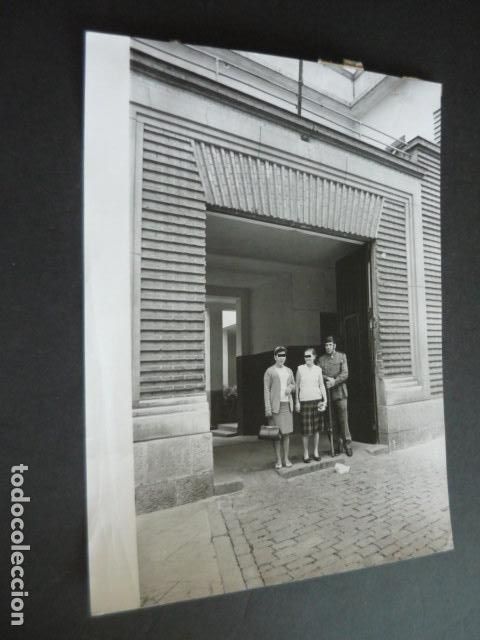 Fotograf&iacute;a antigua: MADRID PRISION PROVINCIAL DE MUJERES PUESTA LIBERTAD GUARDIA CIVIL ANTIGUA FOTOGRAFIA 18 X 24 CM
