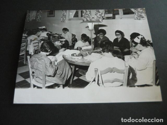 Fotograf&iacute;a antigua: MADRID VENTAS PRISION PROVINCIAL DE MUJERES TALLER DE COSTURA ANTIGUA FOTOGRAFIA 18 X 24 CM