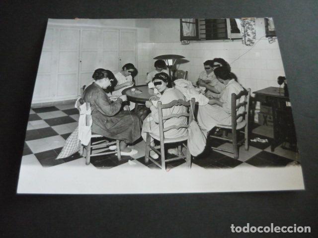 Fotograf&iacute;a antigua: MADRID VENTAS PRISION PROVINCIAL DE MUJERES TALLER DE COSTURA 1966 ANTIGUA FOTOGRAFIA 18 X 24 CM