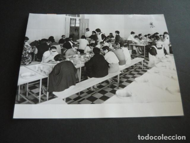Fotograf&iacute;a antigua: MADRID VENTAS PRISION PROVINCIAL DE MUJERES COMEDOR ANTIGUA FOTOGRAFIA 18 X 24 CM