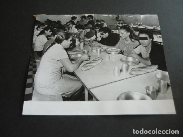 Fotograf&iacute;a antigua: MADRID VENTAS PRISION PROVINCIAL DE MUJERES COMEDOR 1966 ANTIGUA FOTOGRAFIA 18 X 24 CM