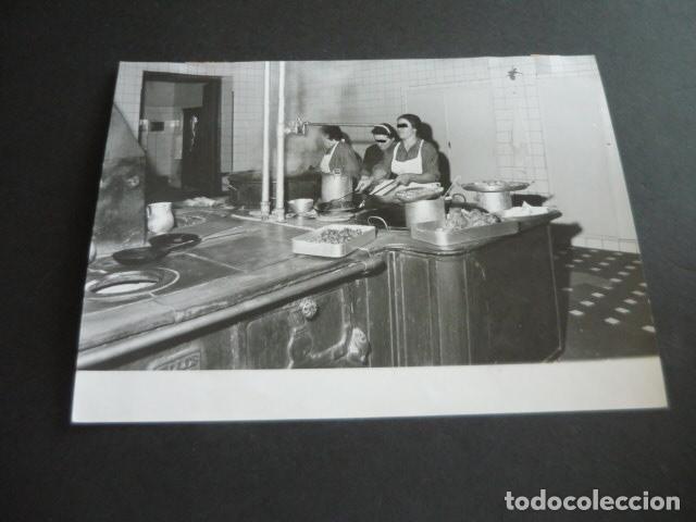 Fotograf&iacute;a antigua: MADRID VENTAS PRISION PROVINCIAL DE MUJERES COCINAS 1966 ANTIGUA FOTOGRAFIA 18 X 24 CM