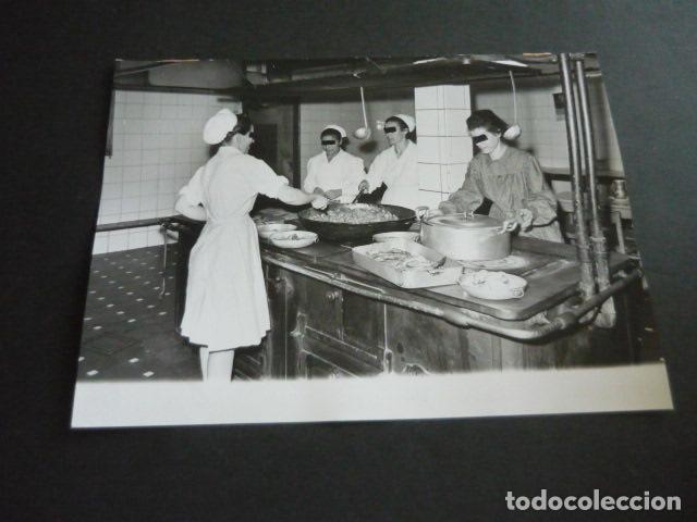 Fotograf&iacute;a antigua: MADRID VENTAS PRISION PROVINCIAL DE MUJERES COCINAS 1966 ANTIGUA FOTOGRAFIA 18 X 24 CM