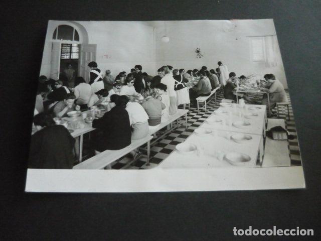 Fotograf&iacute;a antigua: MADRID VENTAS PRISION PROVINCIAL DE MUJERES COMEDOR 1966 ANTIGUA FOTOGRAFIA 18 X 24 CM