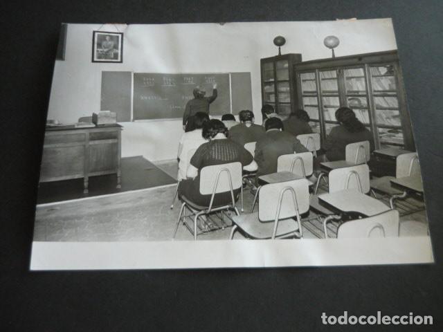 Fotograf&iacute;a antigua: MADRID VENTAS PRISION PROVINCIAL DE MUJERES RECLUSAS EN CLASE ANTIGUA FOTOGRAFIA 18 X 24 CM