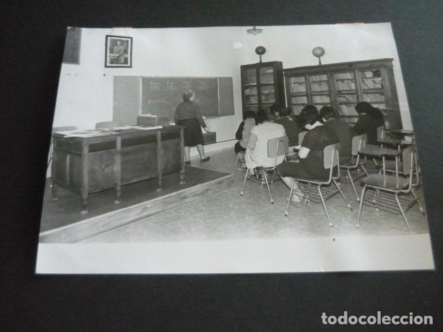 Fotograf&iacute;a antigua: MADRID VENTAS PRISION PROVINCIAL DE MUJERES RECLUSAS EN CLASE 1970 ANTIGUA FOTOGRAFIA 18 X 24 CM
