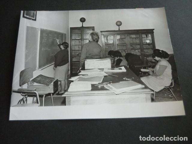 Fotograf&iacute;a antigua: MADRID VENTAS PRISION PROVINCIAL DE MUJERES RECLUSAS EN CLASE 1970 ANTIGUA FOTOGRAFIA 18 X 24 CM