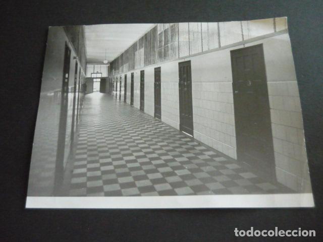 Fotograf&iacute;a antigua: MADRID VENTAS PRISION PROVINCIAL DE MUJERES PASILLOS 1966 ANTIGUA FOTOGRAFIA 18 X 24 CM