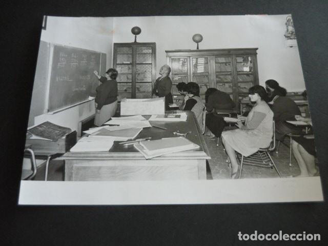 Fotograf&iacute;a antigua: MADRID VENTAS PRISION PROVINCIAL DE MUJERES RECLUSAS EN CLASE 1970 ANTIGUA FOTOGRAFIA 18 X 24 CM