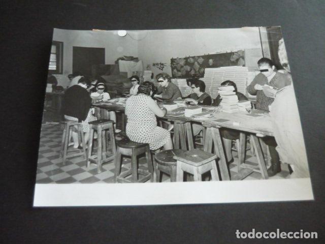 Fotograf&iacute;a antigua: MADRID VENTAS PRISION PROVINCIAL DE MUJERES TALLER DE ENCUADERNACION ANTIGUA FOTOGRAFIA 18 X 24 CM
