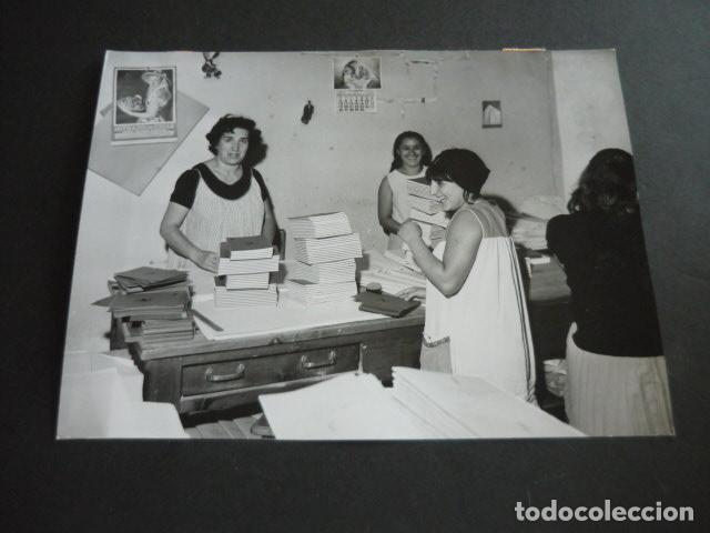Fotograf&iacute;a antigua: MADRID VENTAS PRISION PROVINCIAL DE MUJERES TALLER ENCUADERNACION 1970 ANTIGUA FOTOGRAFIA 18 X 24 CM