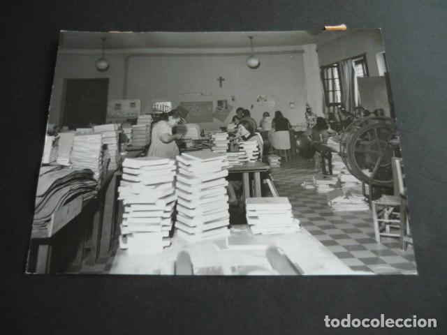 Fotograf&iacute;a antigua: MADRID VENTAS PRISION PROVINCIAL DE MUJERES TALLER ENCUADERNACION 1970 ANTIGUA FOTOGRAFIA 18 X 24 CM
