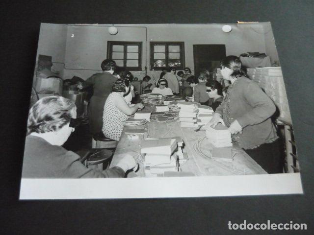 Fotograf&iacute;a antigua: MADRID VENTAS PRISION PROVINCIAL DE MUJERES TALLER ENCUADERNACION 1966 ANTIGUA FOTOGRAFIA 18 X 24 CM