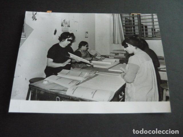 Fotograf&iacute;a antigua: MADRID VENTAS PRISION PROVINCIAL DE MUJERES TALLER ENCUADERNACION 1966 ANTIGUA FOTOGRAFIA 18 X 24 CM