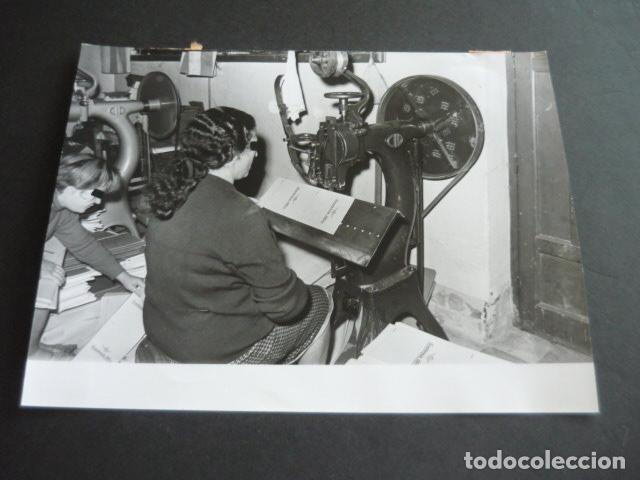 Fotograf&iacute;a antigua: MADRID VENTAS PRISION PROVINCIAL DE MUJERES TALLER ENCUADERNACION 1970 ANTIGUA FOTOGRAFIA 18 X 24 CM