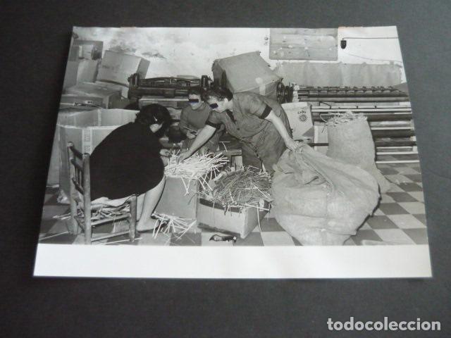 Fotograf&iacute;a antigua: MADRID VENTAS PRISION PROVINCIAL DE MUJERES TALLER ENCUADERNACION 1970 ANTIGUA FOTOGRAFIA 18 X 24 CM