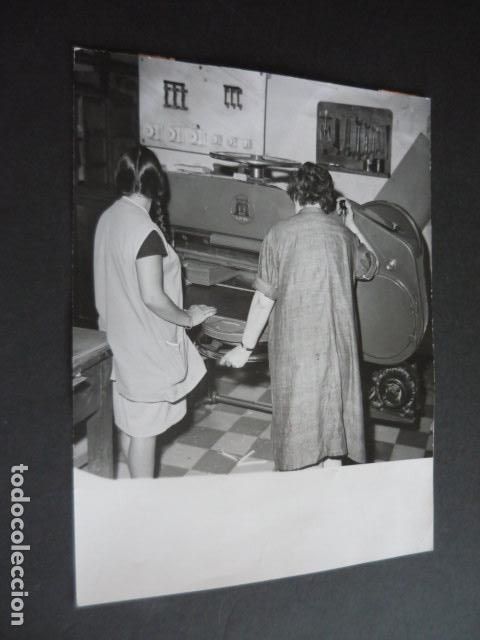Fotograf&iacute;a antigua: MADRID VENTAS PRISION PROVINCIAL DE MUJERES TALLER ENCUADERNACION 1966 ANTIGUA FOTOGRAFIA 18 X 24 CM