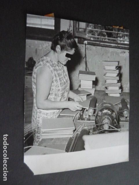 Fotograf&iacute;a antigua: MADRID VENTAS PRISION PROVINCIAL DE MUJERES TALLER ENCUADERNACION 1966 ANTIGUA FOTOGRAFIA 18 X 24 CM