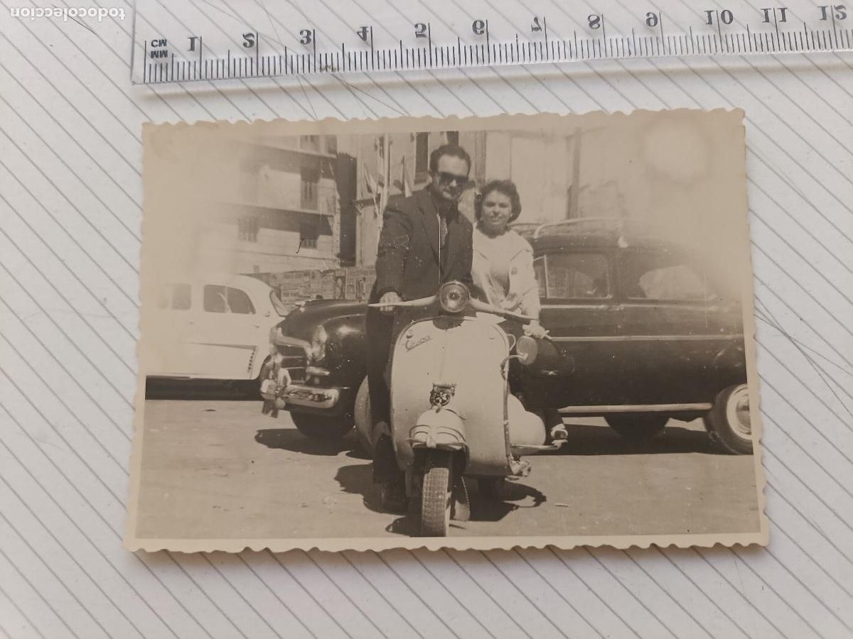 Fotograf&iacute;a antigua: Moto Vespa. Fallas de Valencia 1960