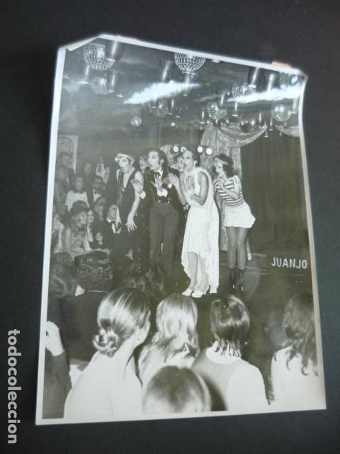 Fotograf&iacute;a antigua: MADRID FIESTA DE LA BOITE EN EL CEREBRO TRAVESTIS GAY REVISTA JUANJO ROCAFORT FOTOGRAFIA 18 X 24 CM