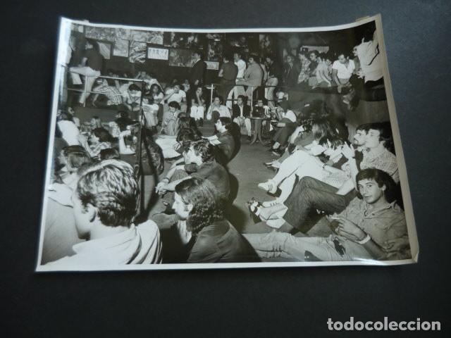 Fotograf&iacute;a antigua: MADRID DISCOTECA M & M RECITAL DE SANDY DENNY ANTIGUA FOTOGRAFIA 18 X 24 CM