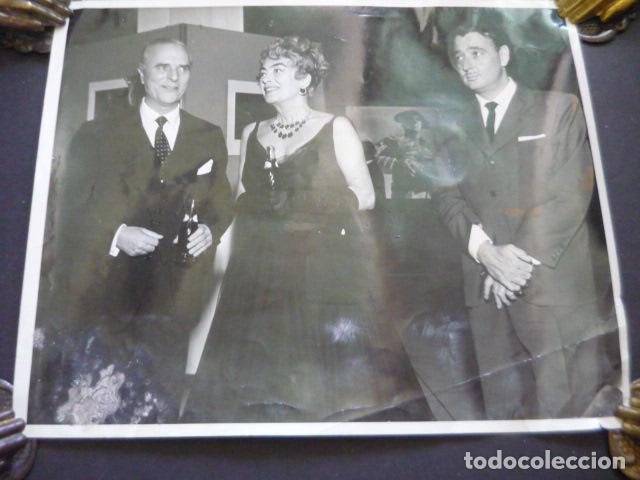 Fotograf&iacute;a antigua: ANGEL SANZ BRIZ ANGEL DE BUDAPEST EN EXPOSICION CON LA ACTRIZ JOAN CRAWFORD FOTOGRAFIA 20,5 X 25 CM