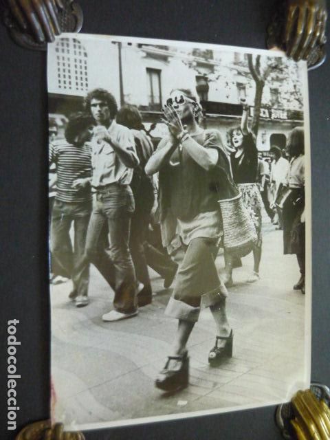 Fotograf&iacute;a antigua: BARCELONA MANIFESTACION HOMOSEXUALES GAY ORGULLO 1977 ANTIGUA FOTOGRAFIA ORIGINAL 18 X 24 CM