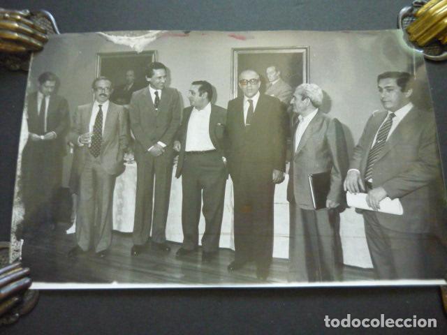 Fotograf&iacute;a antigua: LEOPOLDO CALVO SOTELO CON SINDICALISTAS ANTIGUA FOTOGRAFIA ORIGINAL 16 X 25 CM