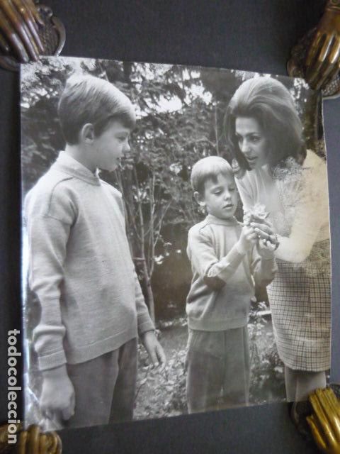 Fotograf&iacute;a antigua: PRINCESA IRA DE FURSTEMBERG CON SUS HIJOS ANTIGUA FOTOGRAFIA ORIGINAL 20 X 22 CM