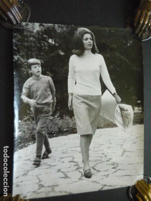 Fotograf&iacute;a antigua: PRINCESA IRA DE FURSTEMBERG CON SUS HIJOS ANTIGUA FOTOGRAFIA ORIGINAL 19 X 23 CM